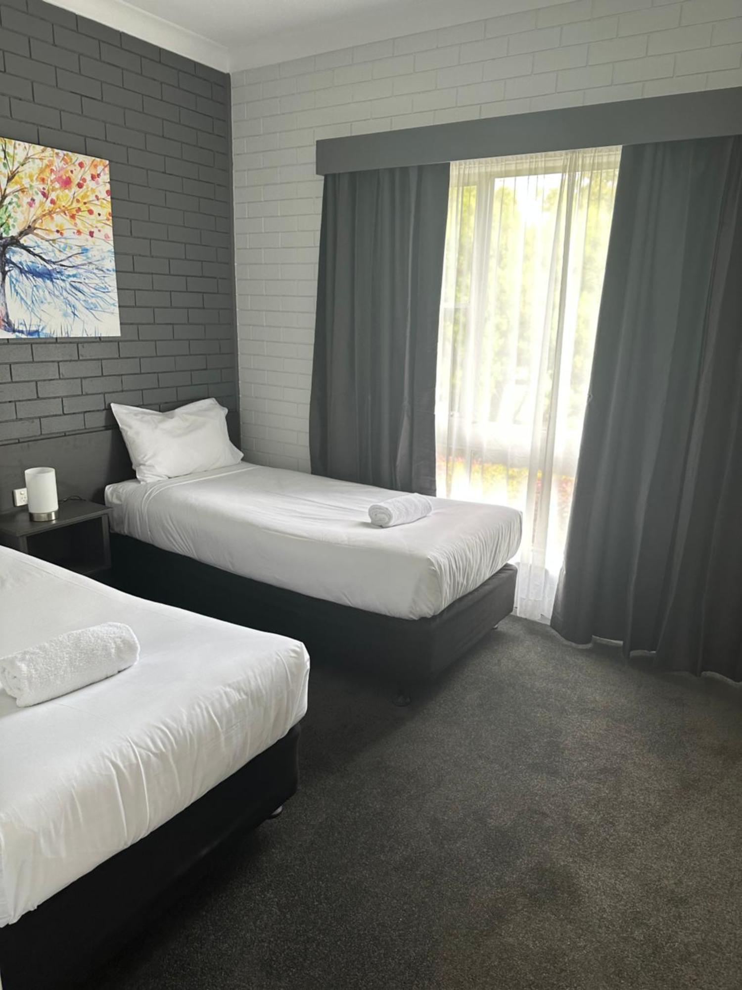 Blue Violet Motor Inn ทูวูมบา ภายนอก รูปภาพ