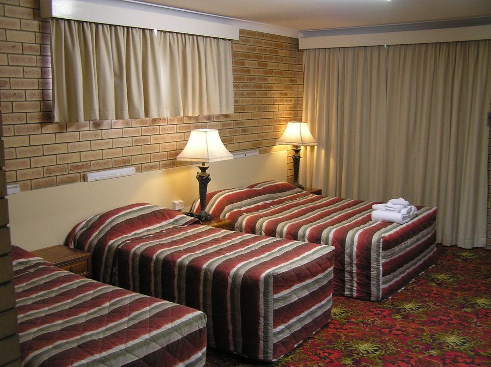 Blue Violet Motor Inn ทูวูมบา ภายนอก รูปภาพ