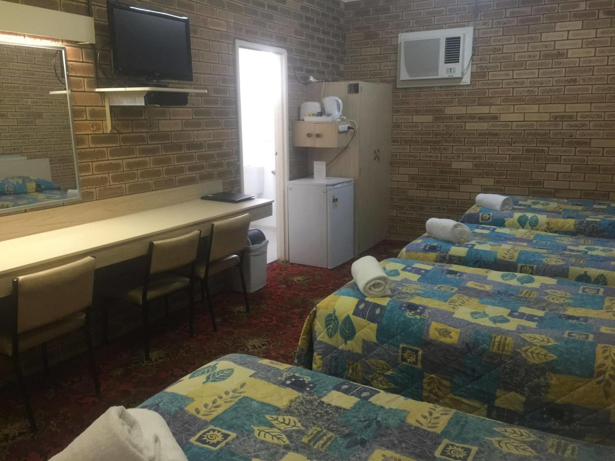 Blue Violet Motor Inn ทูวูมบา ภายนอก รูปภาพ